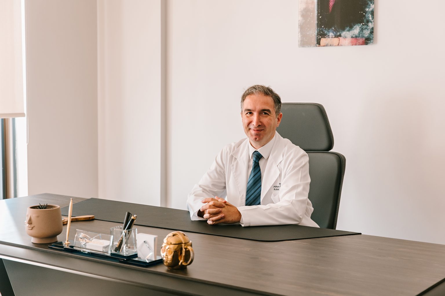 Prof. Dr. Adnan Fuat Büyüklü muayenehanesinde